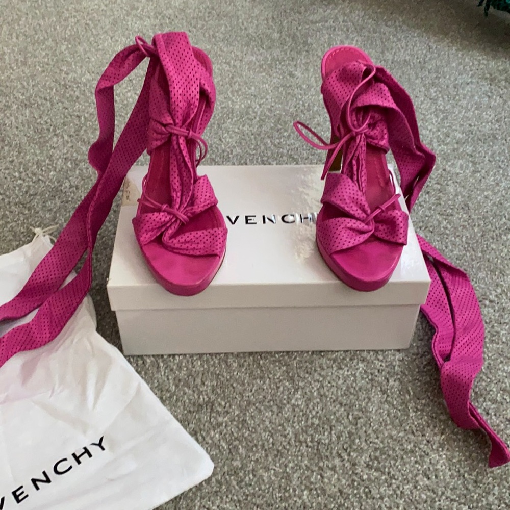 Sz 38.5 Givenchy Nappa Fuxia